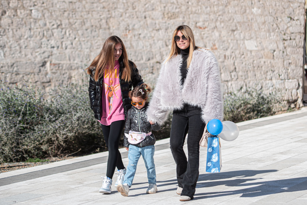 Lijepe Šibenčanke prošetale gradom trendi pastelne komade