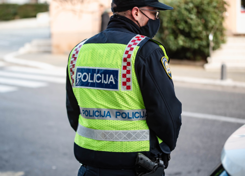 Priveden 48-godišnjak koji je po Šibeniku vozio pijan, dok je vozač Porschea autocestom jurio 208 na sat i 'zaradio' 5000 kuna kazne