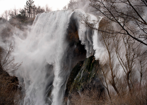 Fotografija 2 - Prekrasan ples na Krčiću: Bura i slap u kombinaciji neodoljiv su prizor