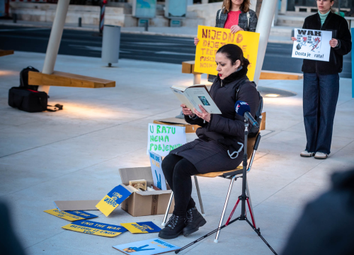 Fotografija 2 - Tridesetak Šibenčana okupilo se na Poljani: Mirno se prosvjedovalo protiv rata u Ukrajini