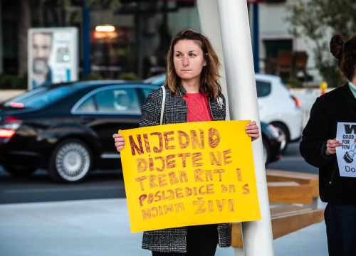 Fotografija 6 - Tridesetak Šibenčana okupilo se na Poljani: Mirno se prosvjedovalo protiv rata u Ukrajini