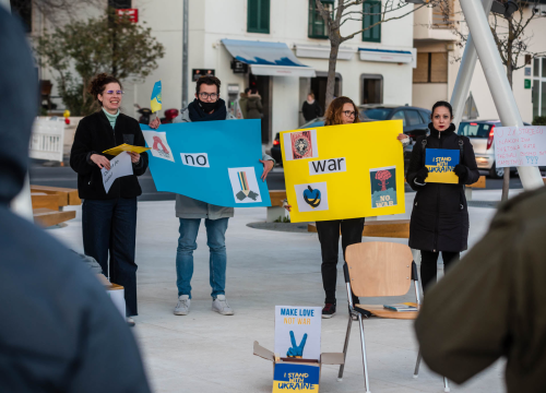 Fotografija 10 - Tridesetak Šibenčana okupilo se na Poljani: Mirno se prosvjedovalo protiv rata u Ukrajini