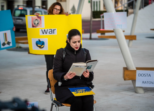 Fotografija 11 - Tridesetak Šibenčana okupilo se na Poljani: Mirno se prosvjedovalo protiv rata u Ukrajini