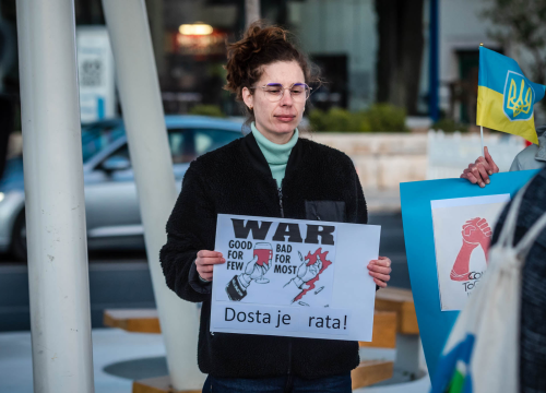 Fotografija 12 - Tridesetak Šibenčana okupilo se na Poljani: Mirno se prosvjedovalo protiv rata u Ukrajini