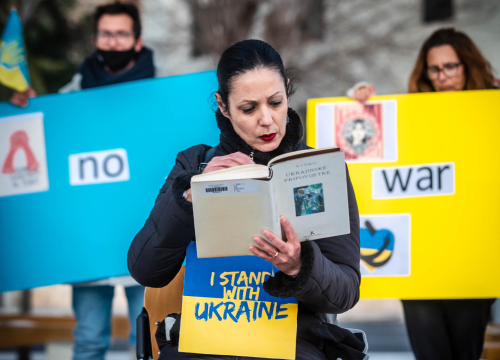 Fotografija 14 - Tridesetak Šibenčana okupilo se na Poljani: Mirno se prosvjedovalo protiv rata u Ukrajini