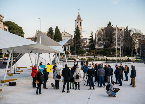 Tridesetak Šibenčana okupilo se na Poljani: Mirno se prosvjedovalo protiv rata u Ukrajini