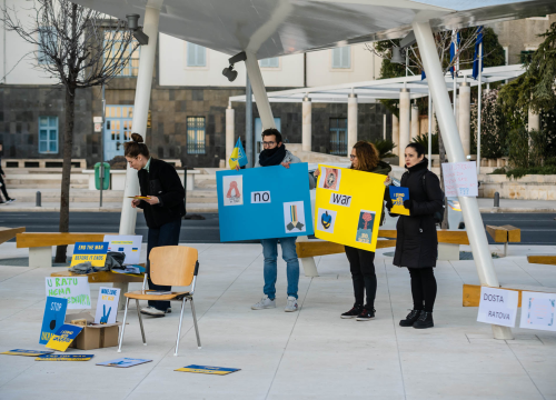 Fotografija 16 - Tridesetak Šibenčana okupilo se na Poljani: Mirno se prosvjedovalo protiv rata u Ukrajini