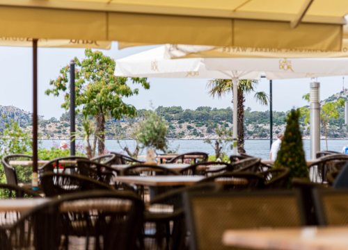 Uživajte u kavi i ukusnim kolačima na osunčanoj terasi Hotela Jadran!