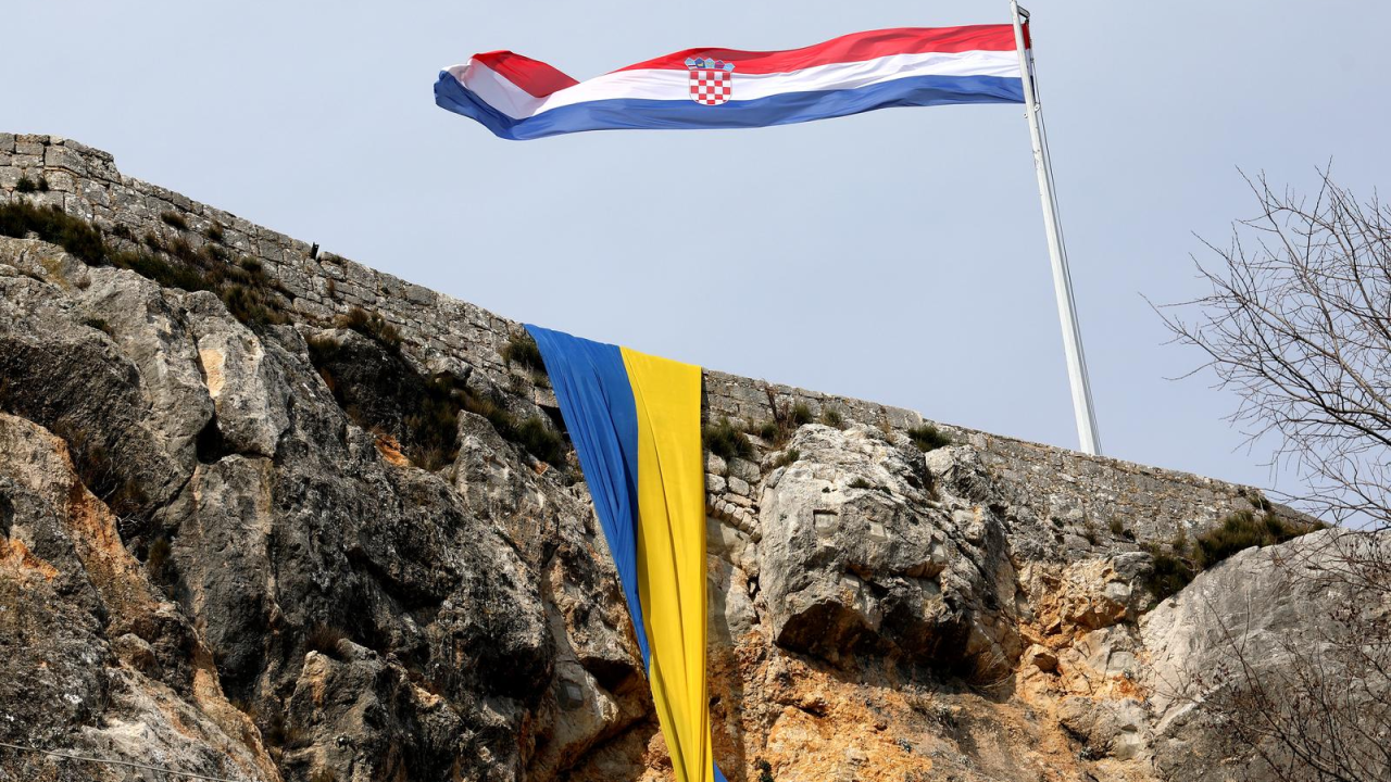 Podrška Ukrajini: Zastava na tvrđavi u Kninu, u Puli prosvjedovali Rusi