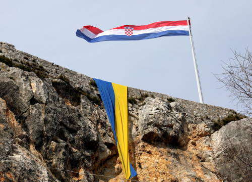 Podrška Ukrajini: Zastava na tvrđavi u Kninu, u Puli prosvjedovali Rusi