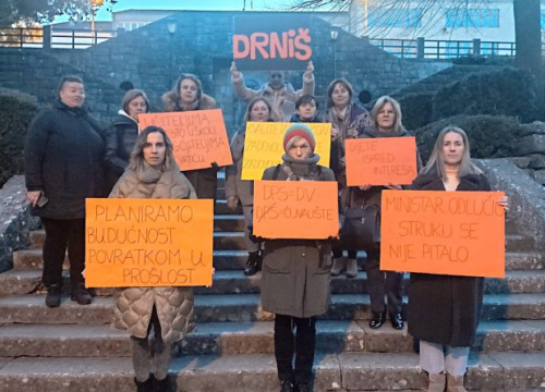 U Drnišu mirno okupljanje odgojiteljica povodom izmjena Zakona o predškolskom odgoju i obrazovanju