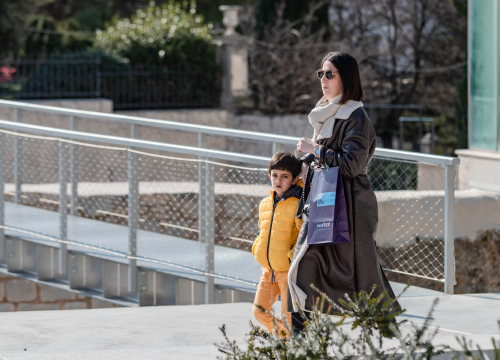 Fotografija 10 - Šibenskim ulicama ovih dana vladaju urbane kombinacije začinjene sunčanim naočalama: Evo koje smo izdvojili