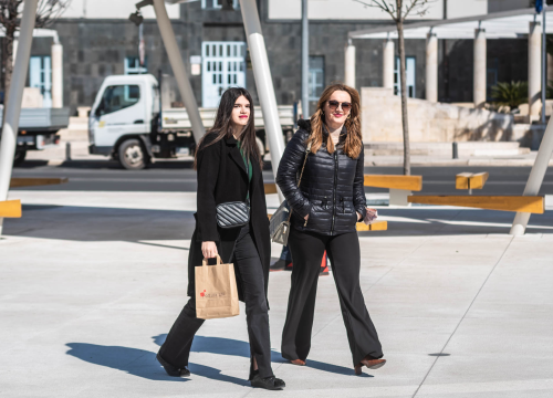 Fotografija 4 - Šibenskim ulicama ovih dana vladaju urbane kombinacije začinjene sunčanim naočalama: Evo koje smo izdvojili