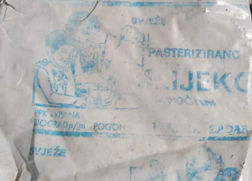 Fotografija 2 - Nakon plastične čašice, na obalu kod Šibenika isplivala još jedna ambalaža iz davno ugašene Mljekare Zadar