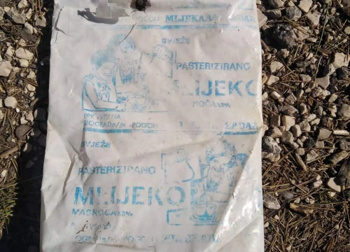 Fotografija 4 - Nakon plastične čašice, na obalu kod Šibenika isplivala još jedna ambalaža iz davno ugašene Mljekare Zadar