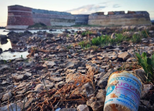 Fotografija 6 - Nakon plastične čašice, na obalu kod Šibenika isplivala još jedna ambalaža iz davno ugašene Mljekare Zadar