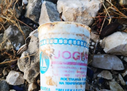Fotografija 5 - Nakon plastične čašice, na obalu kod Šibenika isplivala još jedna ambalaža iz davno ugašene Mljekare Zadar
