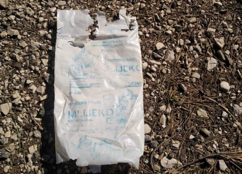 Fotografija 1 - Nakon plastične čašice, na obalu kod Šibenika isplivala još jedna ambalaža iz davno ugašene Mljekare Zadar