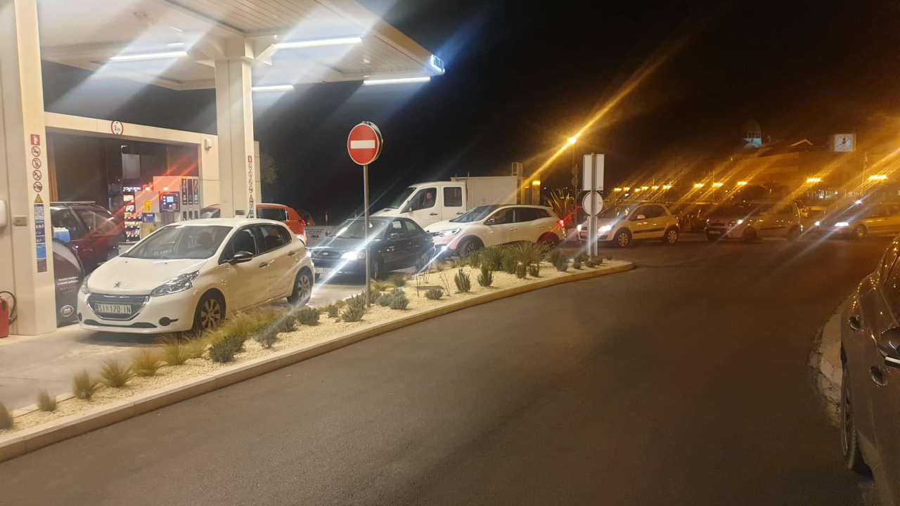Gužva na pumpi na rivi: Šibenčanima nije teško čekati za uštedu od 40 do 70 kuna po spremniku