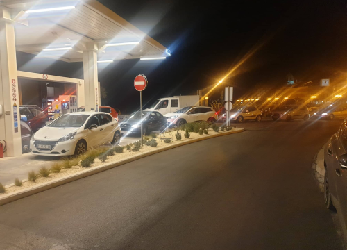 Gužva na pumpi na rivi: Šibenčanima nije teško čekati za uštedu od 40 do 70 kuna po spremniku