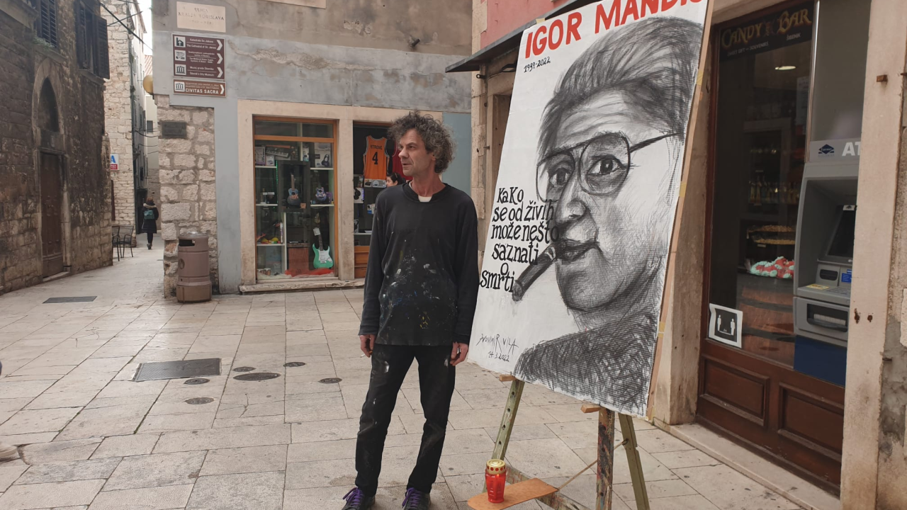 Vila se od Igora Mandića oprostio postavljanjem portreta u centru grada gdje je nekad bila knjižara njegovog oca