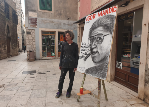 Vila se od Igora Mandića oprostio postavljanjem portreta u centru grada gdje je nekad bila knjižara njegovog oca