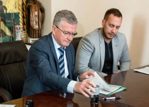 Burić potpisao ugovor o ugradnji pet podzemnih kontejnera: 'Cilj je da Šibenik bude čist, uređen i održiv'