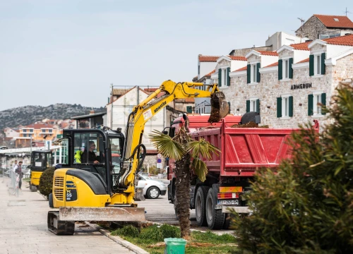 Mehanizacija stigla i u Dolac: Nastavlja se zamjena javne rasvjete na šibenskoj rivi