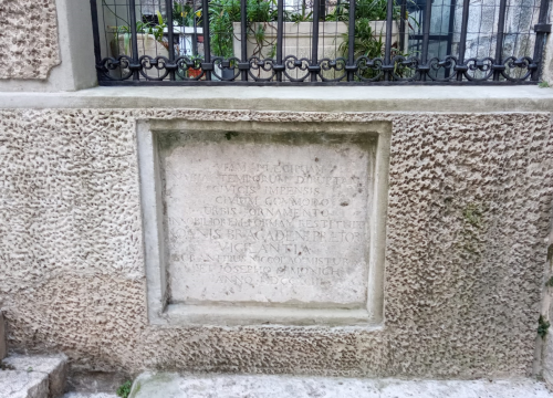 Jedinstveni natpisi otkrivaju kad su popločane glavne šibenske gradske ulice