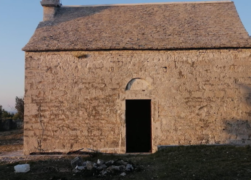 Fotografija 3 - Netko je provalio u crkvu sv. Mihovila na Pisku: Oštećen inventar i išarani zidovi