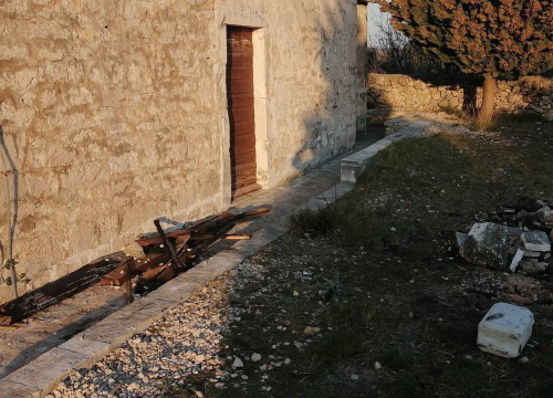 Fotografija 5 - Netko je provalio u crkvu sv. Mihovila na Pisku: Oštećen inventar i išarani zidovi