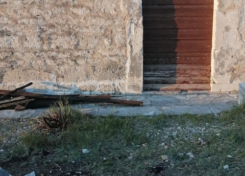 Fotografija 6 - Netko je provalio u crkvu sv. Mihovila na Pisku: Oštećen inventar i išarani zidovi