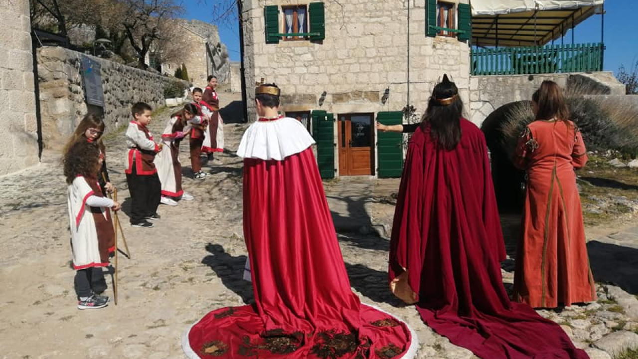 Tridesetak ukrajinske djece posjetilo Knin i tvrđavu: Dobro došli, prijatelji, Knin je uz vas!