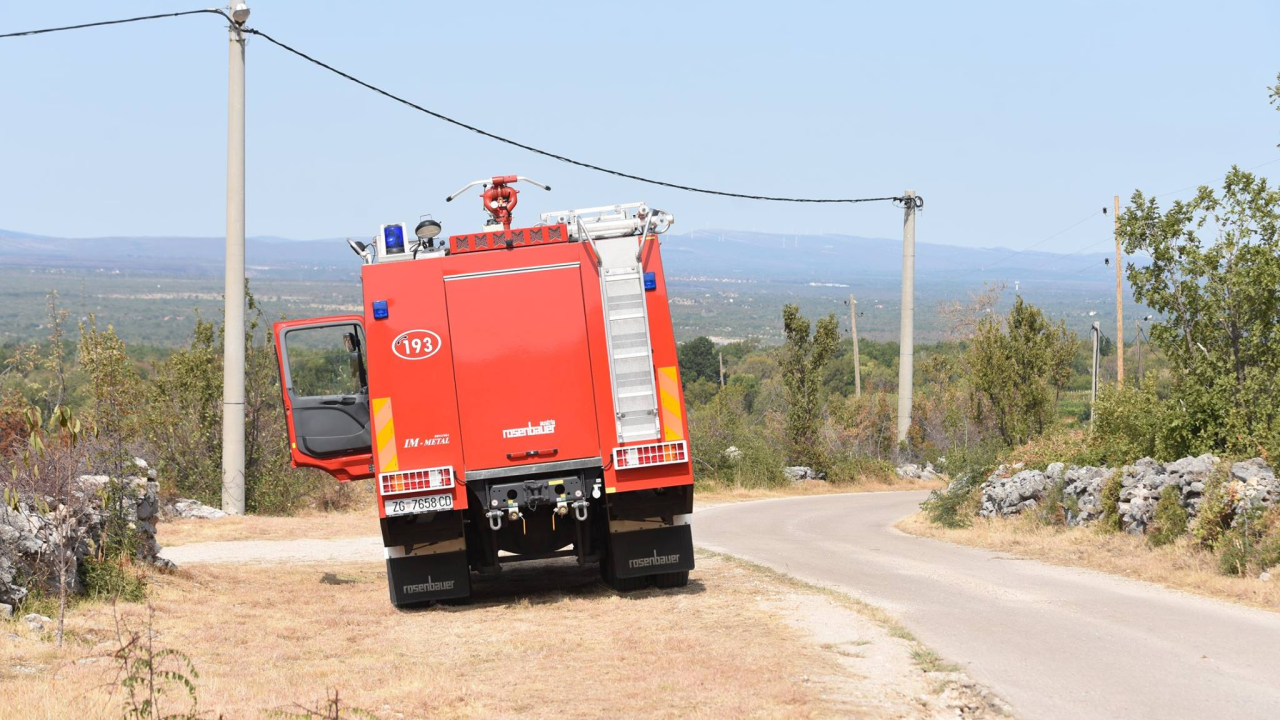 Spaljivanje otpada na području Dubravica i Podgrebena izmaklo kontroli: Policija uputila još jedno upozorenje