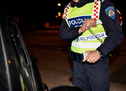 U Vodicama pijani 25-godišnjak vozio Mercedes bez dozvole, tablica i tehničkog: Priveden je