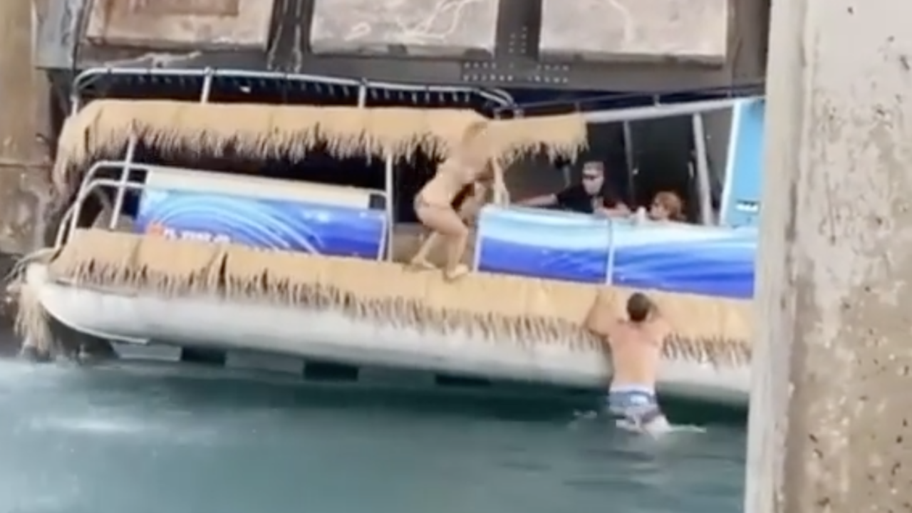 Dramatična snimka: Sklonili se od kiše ispod pokretnog mosta koji im je prignječio brod