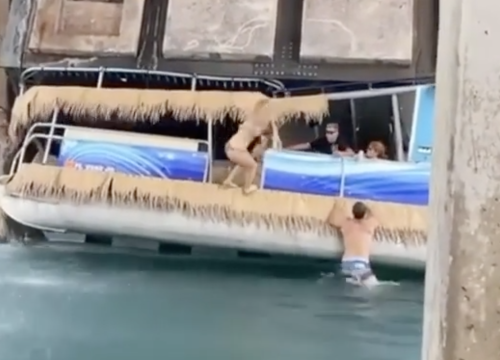 Dramatična snimka: Sklonili se od kiše ispod pokretnog mosta koji im je prignječio brod