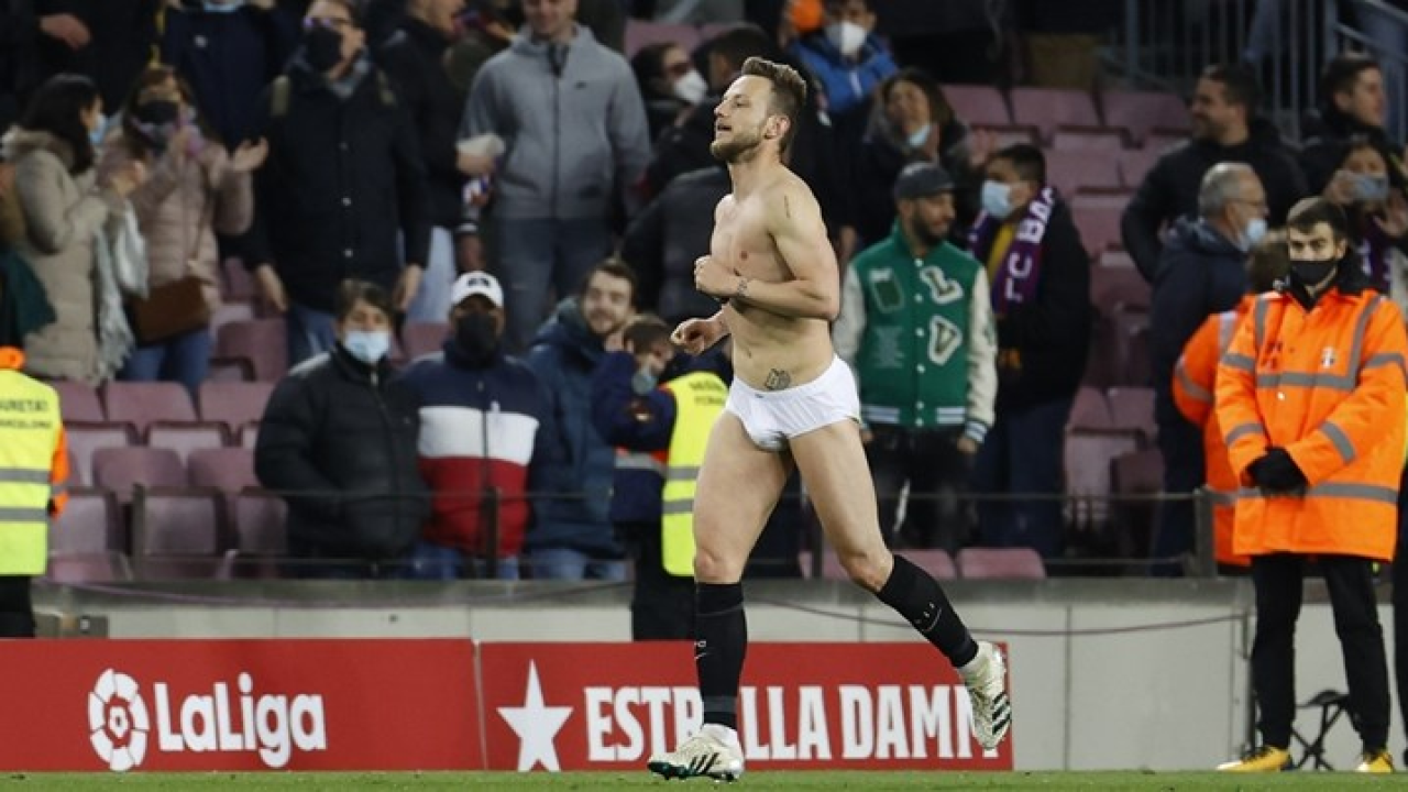 Rakitićev striptiz na terenu oduševio navijače. I navijačice!