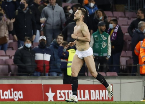 Rakitićev striptiz na terenu oduševio navijače. I navijačice!
