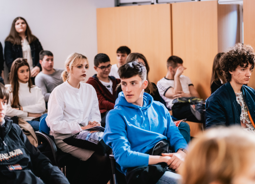 Fotografija 12 - Gimnazijalci predstavili jubilarni 20. broj Pegle: ‘Pandemiju smo kompletno zanemarili i odahnuli od svega’