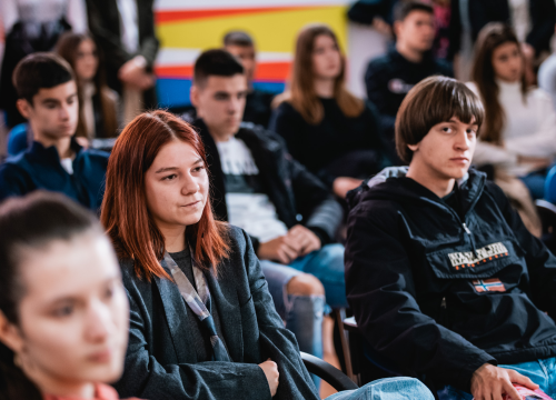 Fotografija 14 - Gimnazijalci predstavili jubilarni 20. broj Pegle: ‘Pandemiju smo kompletno zanemarili i odahnuli od svega’