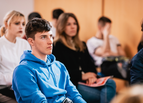 Fotografija 15 - Gimnazijalci predstavili jubilarni 20. broj Pegle: ‘Pandemiju smo kompletno zanemarili i odahnuli od svega’