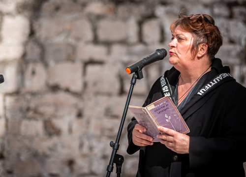 Fotografija 2 - Podjelom sadnica masline i čitanjem poezije na šibenskoj rivi obilježen 100. rođendan Vesne Parun