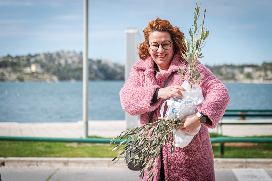 Podjelom sadnica masline i čitanjem poezije na šibenskoj rivi obilježen 100. rođendan Vesne Parun