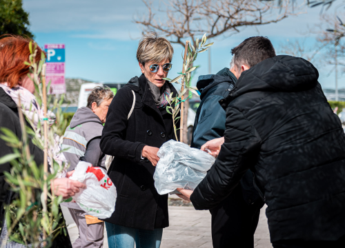 Fotografija 7 - Podjelom sadnica masline i čitanjem poezije na šibenskoj rivi obilježen 100. rođendan Vesne Parun