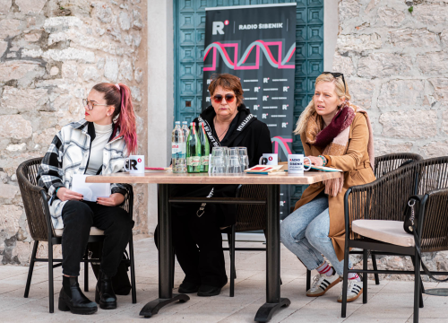 Fotografija 11 - Podjelom sadnica masline i čitanjem poezije na šibenskoj rivi obilježen 100. rođendan Vesne Parun