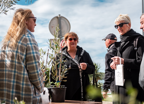Fotografija 12 - Podjelom sadnica masline i čitanjem poezije na šibenskoj rivi obilježen 100. rođendan Vesne Parun