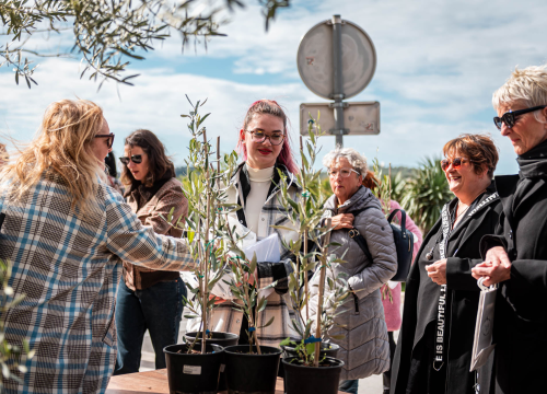 Fotografija 17 - Podjelom sadnica masline i čitanjem poezije na šibenskoj rivi obilježen 100. rođendan Vesne Parun