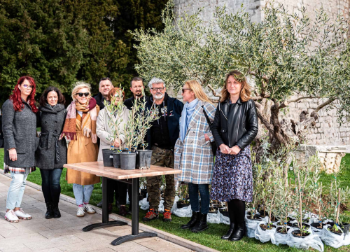 Fotografija 20 - Podjelom sadnica masline i čitanjem poezije na šibenskoj rivi obilježen 100. rođendan Vesne Parun