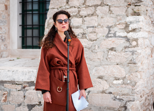 Fotografija 19 - Podjelom sadnica masline i čitanjem poezije na šibenskoj rivi obilježen 100. rođendan Vesne Parun